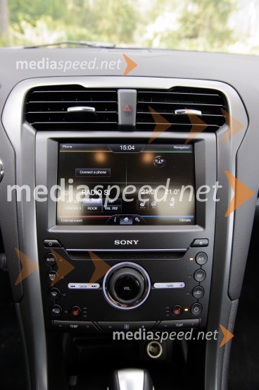 Ford Mondeo Karavan 2.0 TDCi Powershift Titanium, osrednji zaslon in prečiščena konzolaFord Mondeo Karavan 2.0 TDCi Powershift Titanium, mediaspeed test
