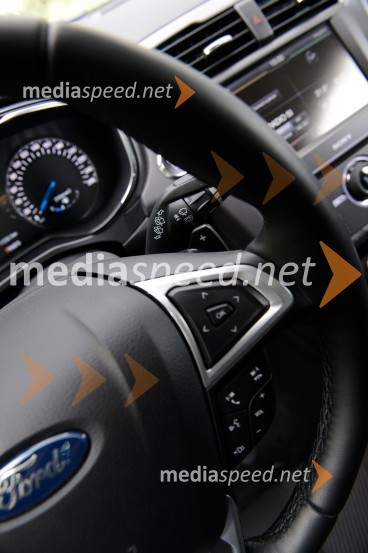 Ford Mondeo Karavan 2.0 TDCi Powershift Titanium, za volanom so krilca za manualno prestavljanje menjalnikaFord Mondeo Karavan 2.0 TDCi Powershift Titanium, mediaspeed test