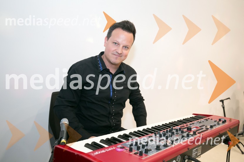  Rok Golob, skladatelj, dirigent in aranžerŽarki za srce, predstavitev nove plošče Katrinas