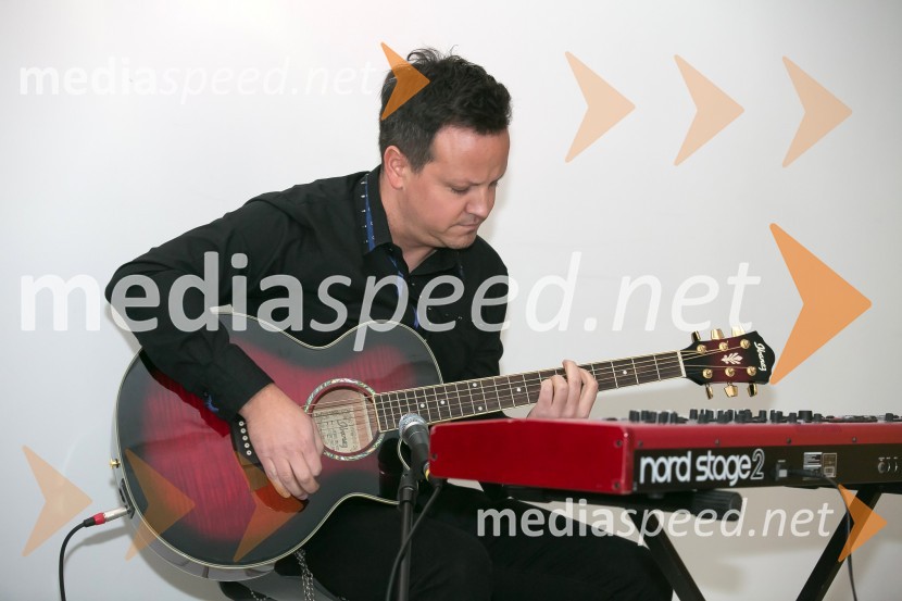  Rok Golob, skladatelj, dirigent in aranžerŽarki za srce, predstavitev nove plošče Katrinas