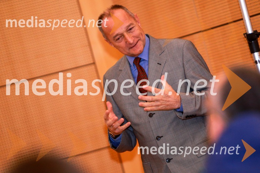 prof. dr. Franci Čuš, predsednik Upravnega odbora Društva univerzitetnih profesorjev MariborEtični kodeks ali Statut, okrogla miza UM