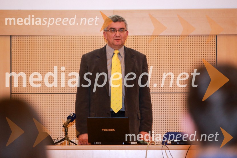 prof. dr. Borut Holcman, predstojnik Inštituta za filozofijo, zgodovino in ikonografijo prava na Pravni fakulteti UMEtični kodeks ali Statut, okrogla miza UM