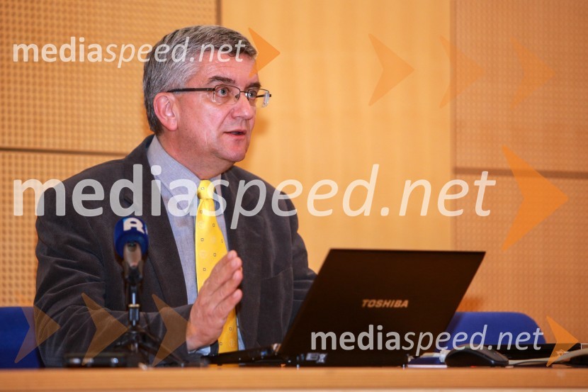 prof. dr. Borut Holcman, predstojnik Inštituta za filozofijo, zgodovino in ikonografijo prava na Pravni fakulteti UMEtični kodeks ali Statut, okrogla miza UM