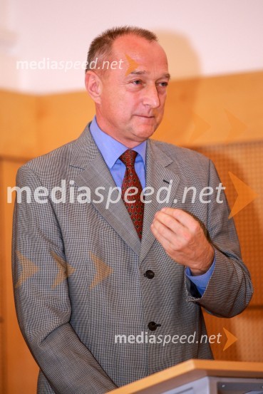 prof. dr. Franci Čuš, predsednik Upravnega odbora Društva univerzitetnih profesorjev MariborEtični kodeks ali Statut, okrogla miza UM