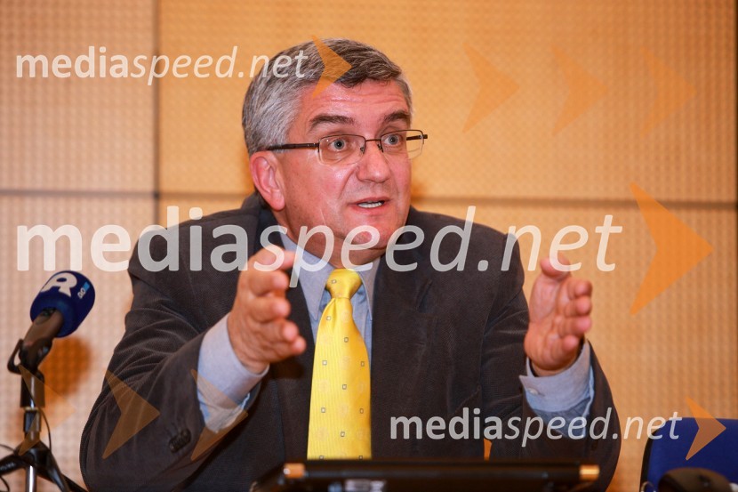 prof. dr. Borut Holcman, predstojnik Inštituta za filozofijo, zgodovino in ikonografijo prava na Pravni fakulteti UMEtični kodeks ali Statut, okrogla miza UM