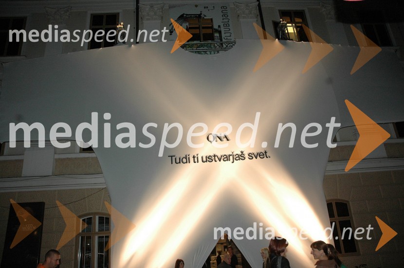 Prizorišče izbora za Onino družbenokritično majicoIzbor za Onino družbenokritično majico