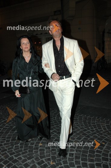 Glasbenik Gianni Rijavec s spremljevalkoIzbor za Onino družbenokritično majico