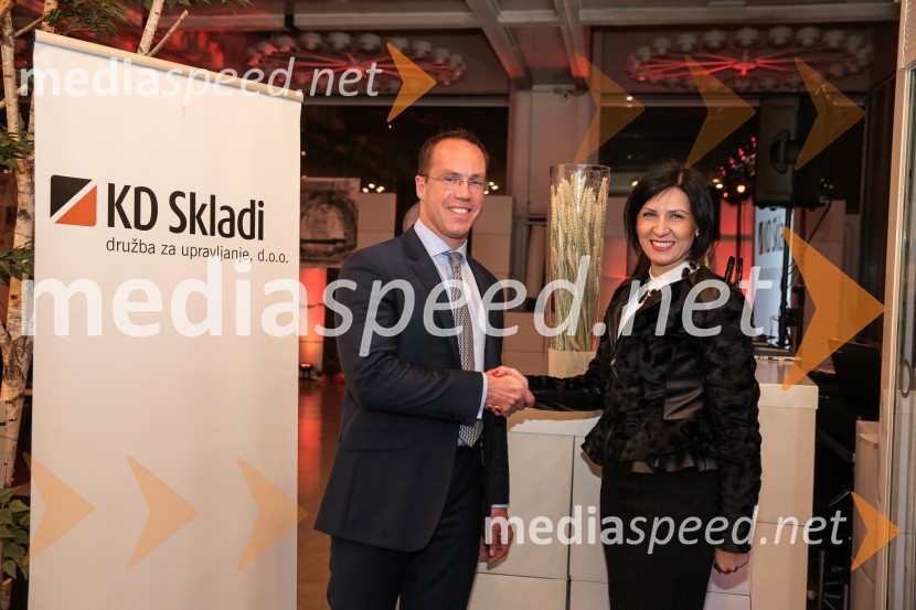  Luka Podlogar, predsednik uprave KD Skladi d.o.o.;  Tanja Skaza, direktorica, Plastika SkazaZmagovalec natečaja KD Skladov Vse je mogoče je ekipa ZoicBar