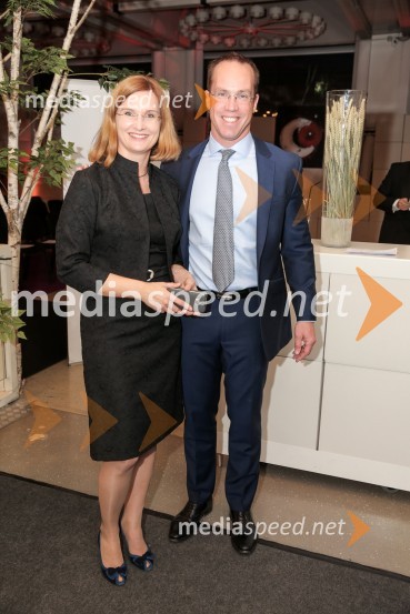 mag. Marija Valentinčič Pregelj, namestnica direktorja sektorja finančnega svetovanja in vodja marketinga, KD Skladi;  Luka Podlogar, predsednik uprave KD Skladi d.o.o.Zmagovalec natečaja KD Skladov Vse je mogoče je ekipa ZoicBar