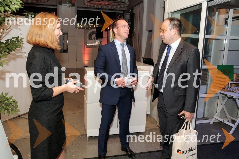 mag. Marija Valentinčič Pregelj, namestnica direktorja sektorja finančnega svetovanja in vodja marketinga, KD Skladi;  Luka Podlogar, predsednik uprave KD Skladi d.o.o.;  Leo  Oblak, predsednik uprave Infonet media d.d.Zmagovalec natečaja KD Skladov Vse je mogoče je ekipa ZoicBar