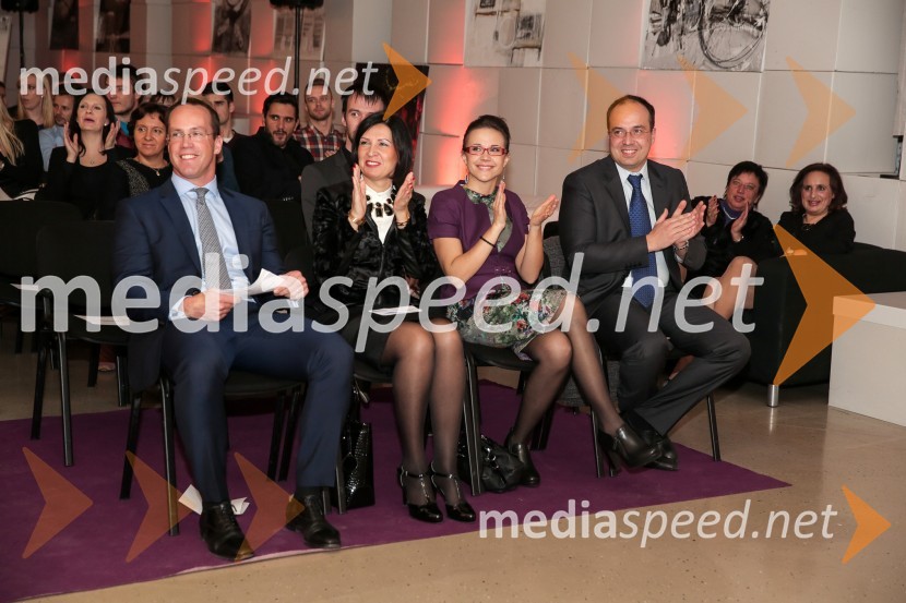  Luka Podlogar, predsednik uprave KD Skladi d.o.o.;  Tanja Skaza, direktorica, Plastika Skaza;  ... ;  Leo  Oblak, predsednik uprave Infonet media d.d.Zmagovalec natečaja KD Skladov Vse je mogoče je ekipa ZoicBar