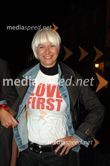 Barbra Drnač, plesna novinarka in urednica oddaje Parada plesaIzbor za Onino družbenokritično majico