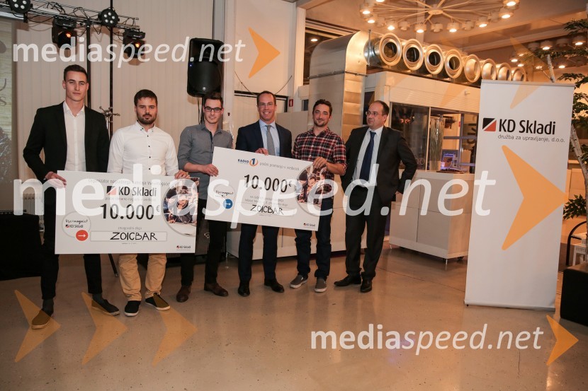  Domen Krč, ekipa ZoicBar;  Jurij Bajželj, ekipa ZoicBar;  Krištof Horvat, ekipa ZoicBar;  Luka Podlogar, predsednik uprave KD Skladi d.o.o.;  Jan Kok, ekipa ZoicBarZmagovalec natečaja KD Skladov Vse je mogoče je ekipa ZoicBar