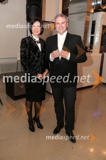  Tanja Skaza, direktorica, Plastika Skaza;  Miha Deželak, novinarZmagovalec natečaja KD Skladov Vse je mogoče je ekipa ZoicBar