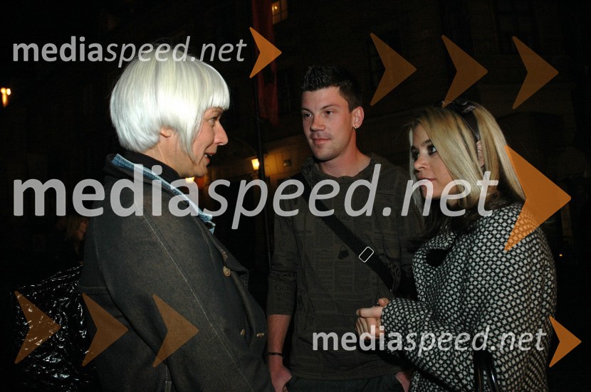 Barbra Drnač, plesna novinarka in urednica oddaje Parada plesa in Domen Mavrič, novinar, s punco Nino Vidovič, piarovka EmporiumaIzbor za Onino družbenokritično majico