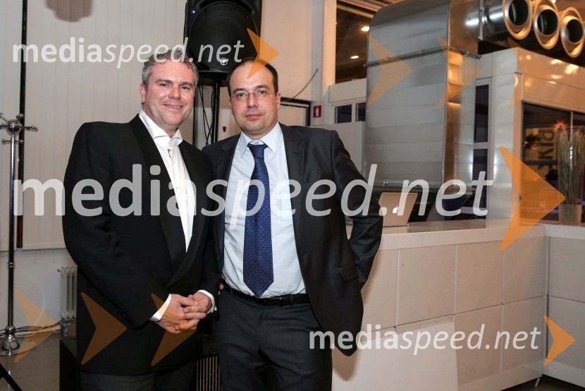  Miha Deželak, novinar;  Leo  Oblak, predsednik uprave Infonet media d.d.Zmagovalec natečaja KD Skladov Vse je mogoče je ekipa ZoicBar