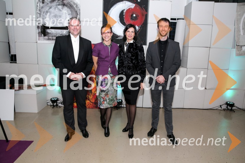  Miha Deželak, novinar;  Katarina B. Volčič, soproga Bineta Volčiča;  Tanja Skaza, direktorica, Plastika Skaza;  Rok Capuder, vodja Zavoda 404Zmagovalec natečaja KD Skladov Vse je mogoče je ekipa ZoicBar