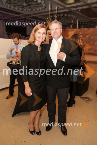 mag. Marija Valentinčič Pregelj, namestnica direktorja sektorja finančnega svetovanja in vodja marketinga, KD Skladi;  Miha Deželak, novinarZmagovalec natečaja KD Skladov Vse je mogoče je ekipa ZoicBar