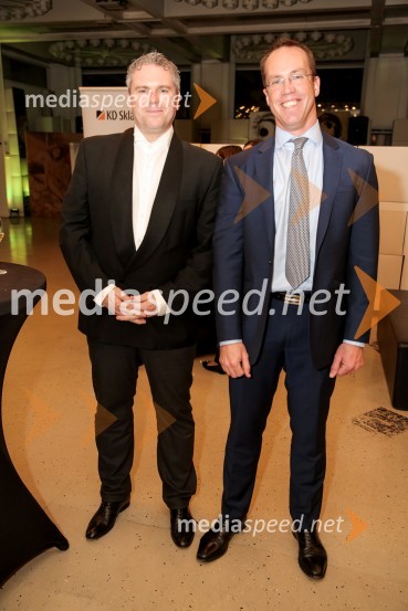  Miha Deželak, novinar;  Luka Podlogar, predsednik uprave KD Skladi d.o.o.Zmagovalec natečaja KD Skladov Vse je mogoče je ekipa ZoicBar