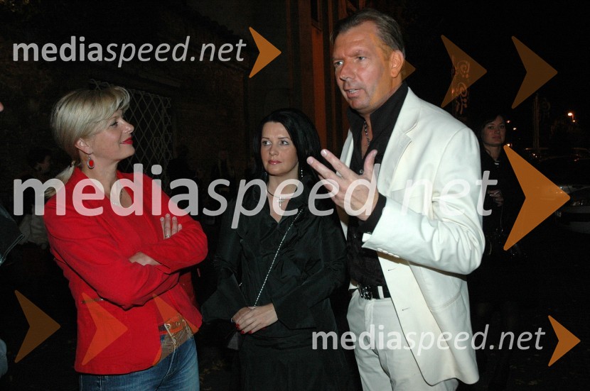 ... in glasbenik Gianni Rijavec s spremljevalkoIzbor za Onino družbenokritično majico