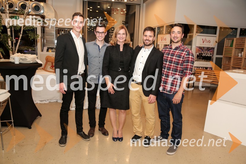  Domen Krč, ekipa ZoicBar;  Krištof Horvat, ekipa ZoicBar; mag. Marija Valentinčič Pregelj, namestnica direktorja sektorja finančnega svetovanja in vodja marketinga, KD Skladi;  Jurij Bajželj, ekipa ZoicBar;  Jan Kok, ekipa ZoicBarZmagovalec natečaja KD Skladov Vse je mogoče je ekipa ZoicBar