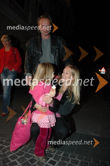 Artur Štern s hčerko Stelo Arnes in njeno mamoIzbor za Onino družbenokritično majico