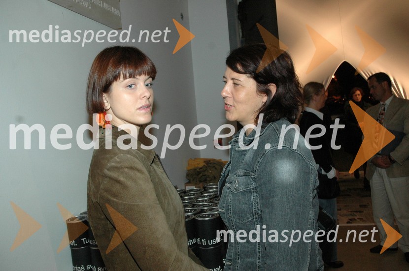 Nika Vistropski in Klavdija Miko, novinarki OneIzbor za Onino družbenokritično majico