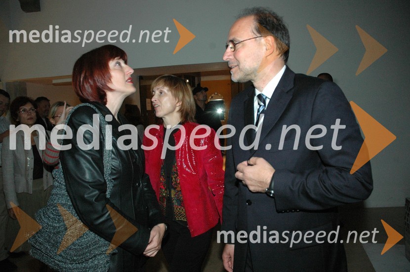 Sabina Obolnar, urednica priloge Ona v časnikih Delo in Slovenske novice in Mitja Gaspari, kandidat za predsednika RS z ženo MirjanoIzbor za Onino družbenokritično majico