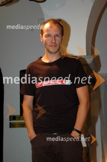 Andrej Karoli, radijecIzbor za Onino družbenokritično majico