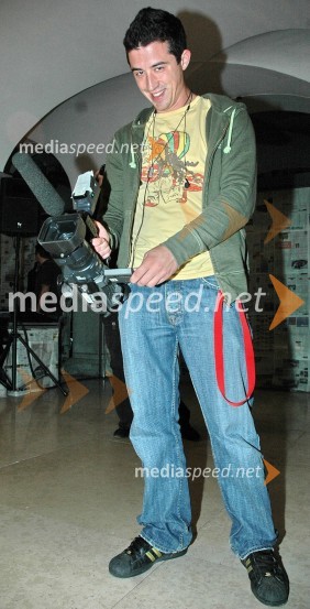 Andrej Peroša-Pero, nekdanji tekmovalec oddaje Big Brother, sedaj snemalec za oddajo Svet na Kanalu A  
 
Izbor za Onino družbenokritično majico