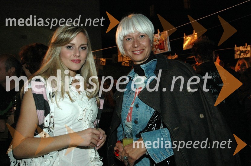 Živa Vadnov, Miss Slovenije 2004 in Barbra Drnač, plesna novinarka in urednica oddaje Parada plesaIzbor za Onino družbenokritično majico