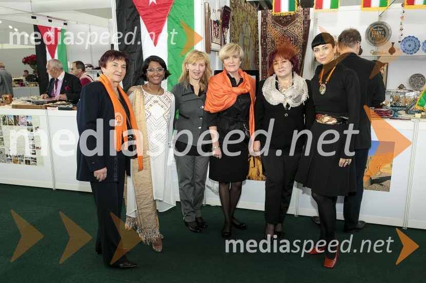  Dunja Bohorič, predsednica odbora za SILA Bazar in članica Lions kluba Ljubljana;  Vesna Nisha Dolinar, predsednica SILA 2012-2013;  Erika Uruena;  Mojca Lah, predsednica SILA;  Vlasta Nussdorfer, varuhinja človekovih pravic; Dr. Jerca Legan Cvikl, predsednica odbora za SILA Gala22. SILA bazar 2015