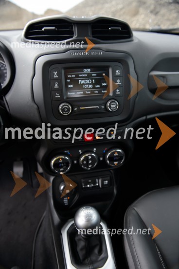 Jeep Renegade 2.0 Multijet 16v 140 AWD Limited, sredinska konzolaJeep Renegade 2.0 Multijet 16v 140 AWD Limited, mediaspeed test