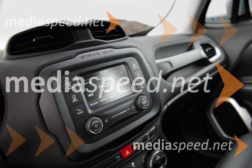 Jeep Renegade 2.0 Multijet 16v 140 AWD Limited, osrednji zaslonJeep Renegade 2.0 Multijet 16v 140 AWD Limited, mediaspeed test