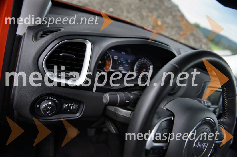 Jeep Renegade 2.0 Multijet 16v 140 AWD Limited, notranjostJeep Renegade 2.0 Multijet 16v 140 AWD Limited, mediaspeed test