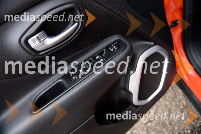 Jeep Renegade 2.0 Multijet 16v 140 AWD Limited, dizajnersko oblikovana vratna oblogaJeep Renegade 2.0 Multijet 16v 140 AWD Limited, mediaspeed test