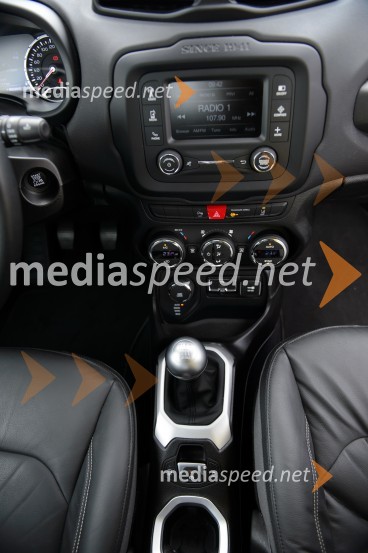 Jeep Renegade 2.0 Multijet 16v 140 AWD Limited, ozka sredinska konzolaJeep Renegade 2.0 Multijet 16v 140 AWD Limited, mediaspeed test