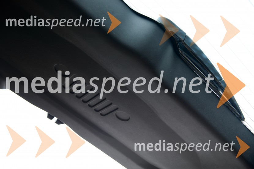 Jeep Renegade 2.0 Multijet 16v 140 AWD Limited, vtisnjen znak Jeepa v oblogi vratJeep Renegade 2.0 Multijet 16v 140 AWD Limited, mediaspeed test