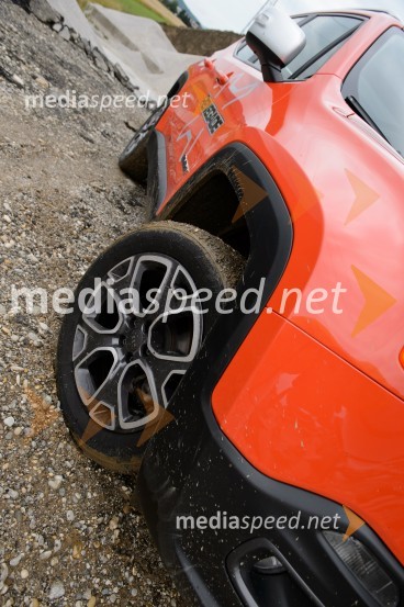 Jeep Renegade 2.0 Multijet 16v 140 AWD Limited, robustna plastika od sprednjega do zadnjega branikaJeep Renegade 2.0 Multijet 16v 140 AWD Limited, mediaspeed test