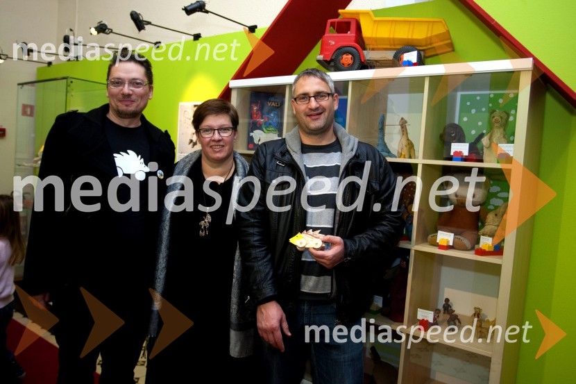  Uroš  Lehner, oblikovalec; dr. Aleksandra  Berberih Slana, direktorica Muzeja narodne osvoboditve Maribor;  Matej Kristovič, fotografSvet igrač, otvoritev razstave, Muzej narodne osvoboditve Maribor