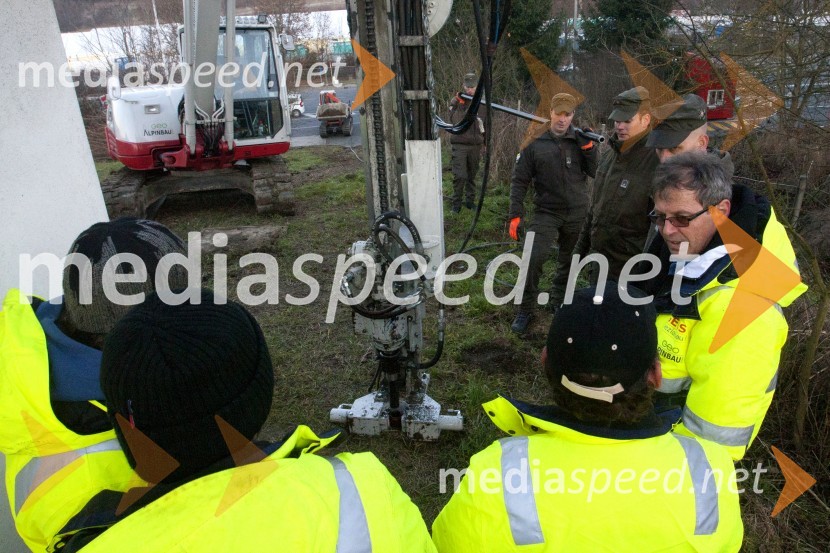 Postavitev žične ograje na meji z Avstrijo