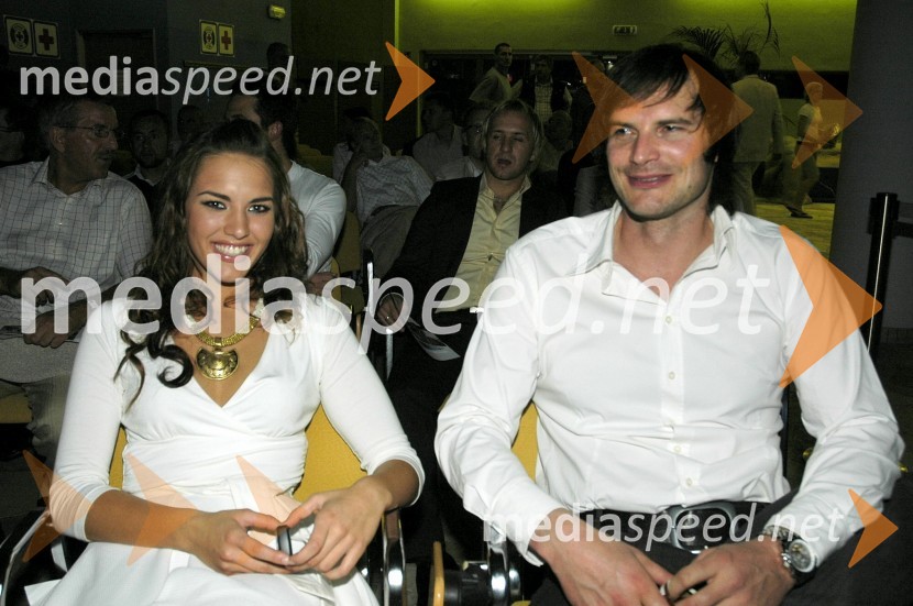 Manca Zver, nekdanja Miss Hawaiian Tropic s spremljevalcem MihomMiss Hawaiian Tropic 2008