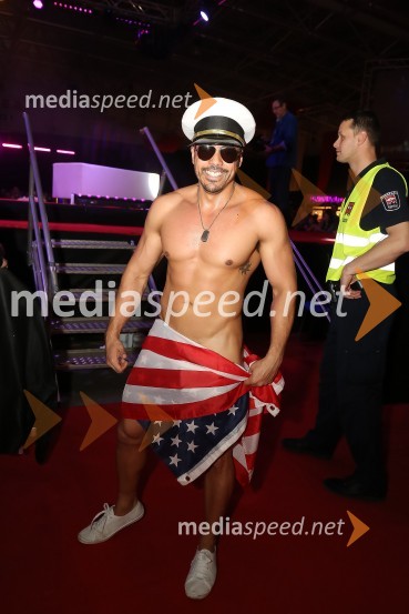 8. mednarodni erotični sejem sLOVErotika, Ogled fotografij ni priporočljiv za mlajše od 18 let!