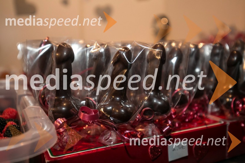 8. mednarodni erotični sejem sLOVErotika, Ogled fotografij ni priporočljiv za mlajše od 18 let!