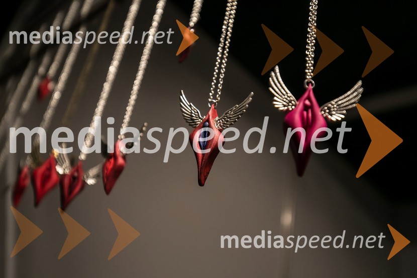 8. mednarodni erotični sejem sLOVErotika, Ogled fotografij ni priporočljiv za mlajše od 18 let!