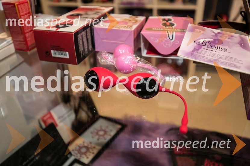 8. mednarodni erotični sejem sLOVErotika, Ogled fotografij ni priporočljiv za mlajše od 18 let!