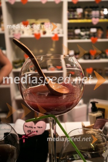 8. mednarodni erotični sejem sLOVErotika, Ogled fotografij ni priporočljiv za mlajše od 18 let!