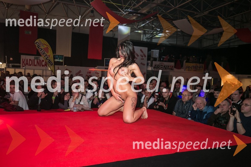 8. mednarodni erotični sejem sLOVErotika, Ogled fotografij ni priporočljiv za mlajše od 18 let!