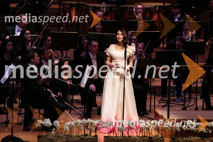  Eva Longyka Marušič, voditeljicaManagerski koncert 2015