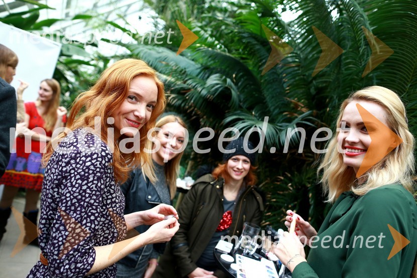  Mojca Mavec, voditeljica;  Tjaša  Kokalj Jerala, manekenka, voditeljicaZeliščno razvajanje v Botaničnem vrtu z blagovno znamko L’Angelica